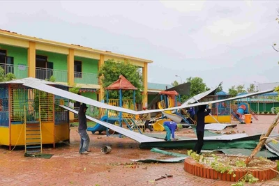 Các đơn vị trường học trên địa bàn xã Hưng Nguyên (tỉnh Nghệ An) khắc phục thiệt hại sau bão số 5.