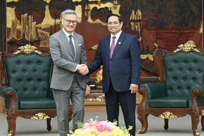 Thủ tướng Phạm Minh Chính và Bộ trưởng Ngoại giao Lào Thongsavanh Phomvihane. (Ảnh: Trần Hải)