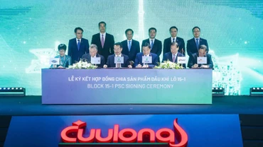 Các đại biểu chứng kiến lễ ký hợp đồng phân chia sản phẩm dầu khí lô 15-1.