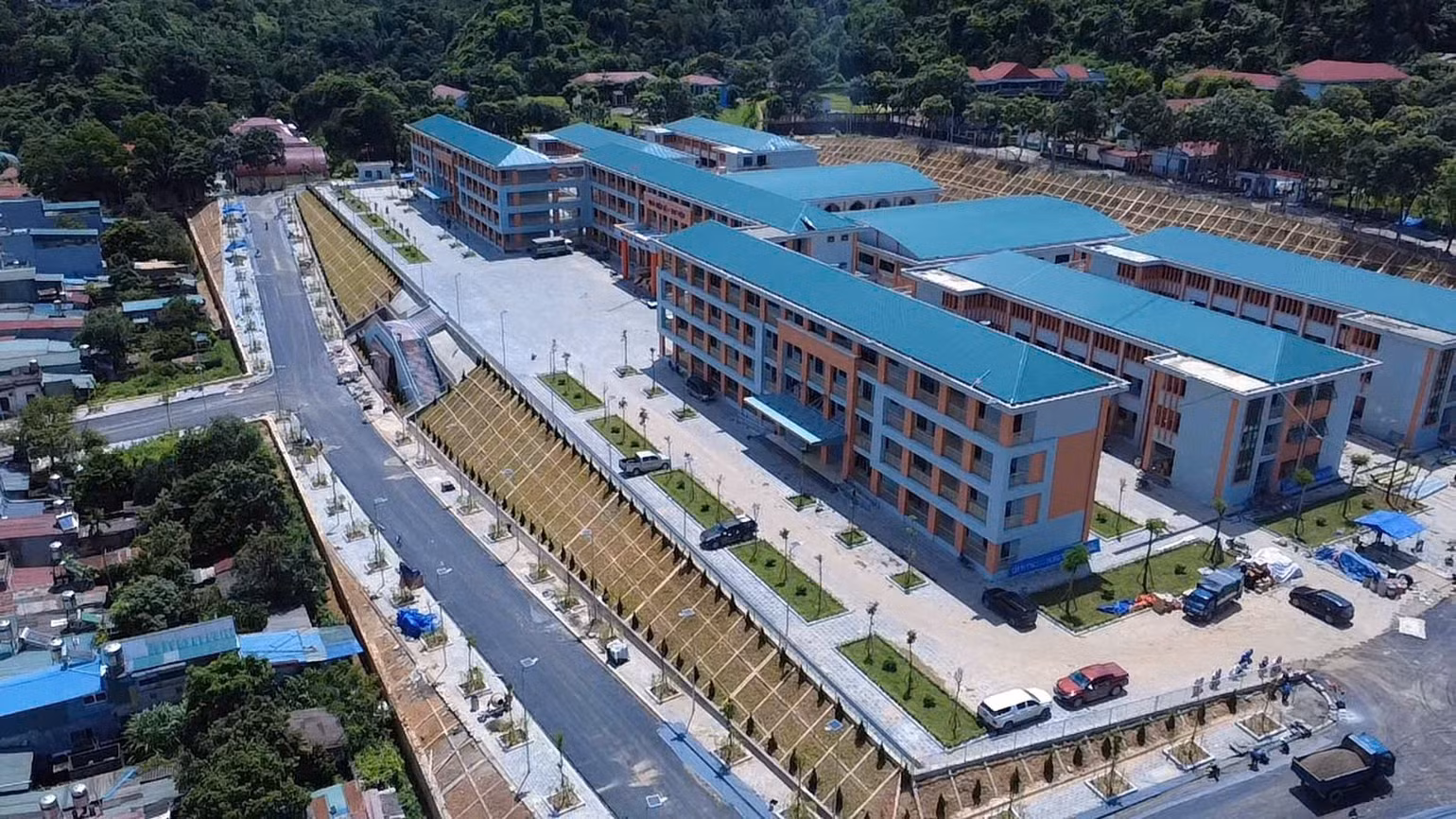 Trường nội trú liên cấp Phong Thổ bắt đầu thi công từ ngày 3/11/2025 với tổng mức đầu tư 250 tỷ đồng, đến nay đã hoàn thiện hơn 97% khối lượng công việc và đã sẵn sàng bàn giao đưa vào sử dụng.
