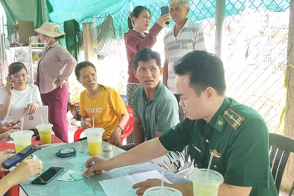 Cán bộ Biên phòng tuyên truyền, hướng dẫn ngư dân tiếp cận mô hình “Cẩm nang ngư dân số” thông qua quét mã QR, góp phần nâng cao nhận thức và chấp hành các quy định về chống khai thác IUU. (Ảnh: HÒA BÌNH)