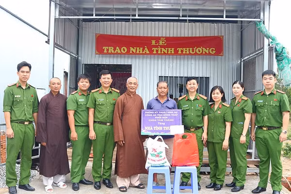 Trao nhà tặng gia đình có hoàn cảnh khó khăn tại xã Phú Cường, tỉnh Đồng Tháp.