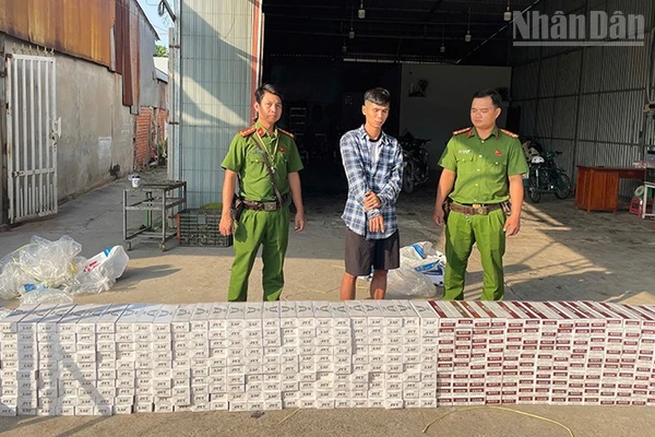 Lực lượng công an Đồng Tháp bắt quả tang Trần Quốc Khải vận chuyển thuốc lá điếu ngoại nhập lậu.