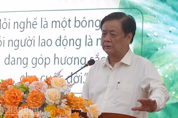 Tác giả Lê Minh Hoan tại buổi ra mắt sách "Mỗi nghề một bông hoa".