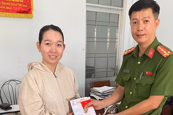Công an xã Lai Vung trao trả tài sản cho chị Nguyễn Thị Ngọc An.
