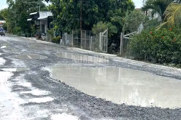 Nhiều "ổ gà, ổ voi" xuất hiện trên tuyến Quốc lộ 30, đoạn qua địa phận ấp Gò Da, xã Tân Hồng, tỉnh Đồng Tháp.