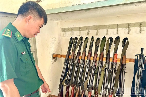 Đoàn công tác kiểm tra tủ súng của đơn vị.