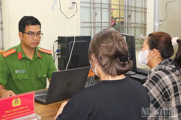 Chị L.T.A.N. và con gái tại cơ quan công an.