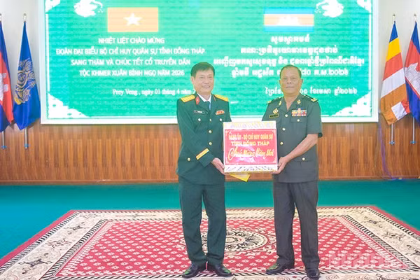 Đại tá Cao Văn Thảo, Phó Chính ủy Bộ Chỉ huy Quân sự tỉnh Đồng Tháp tặng quà Tiểu khu Quân sự tỉnh Prey Veng.