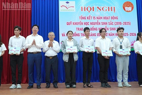 Trao học bổng Nguyễn Sinh Sắc của Quỹ Khuyến học Nguyễn Sinh Sắc.