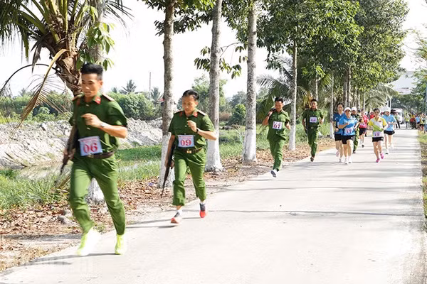 Các vận động viên tham gia tranh tài 2 môn chạy vũ trang và chiến sĩ Công an khỏe.