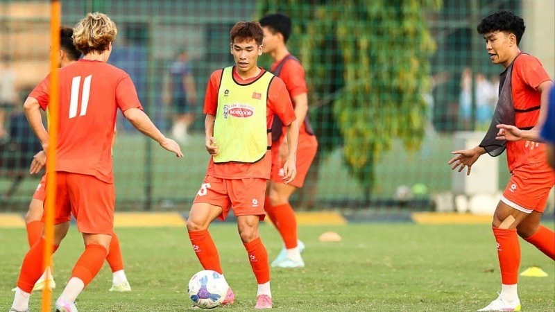 Tiền vệ trẻ Lê Văn Thuận tập luyện cùng các đồng đội U22 Việt Nam. (Ảnh: VFF)