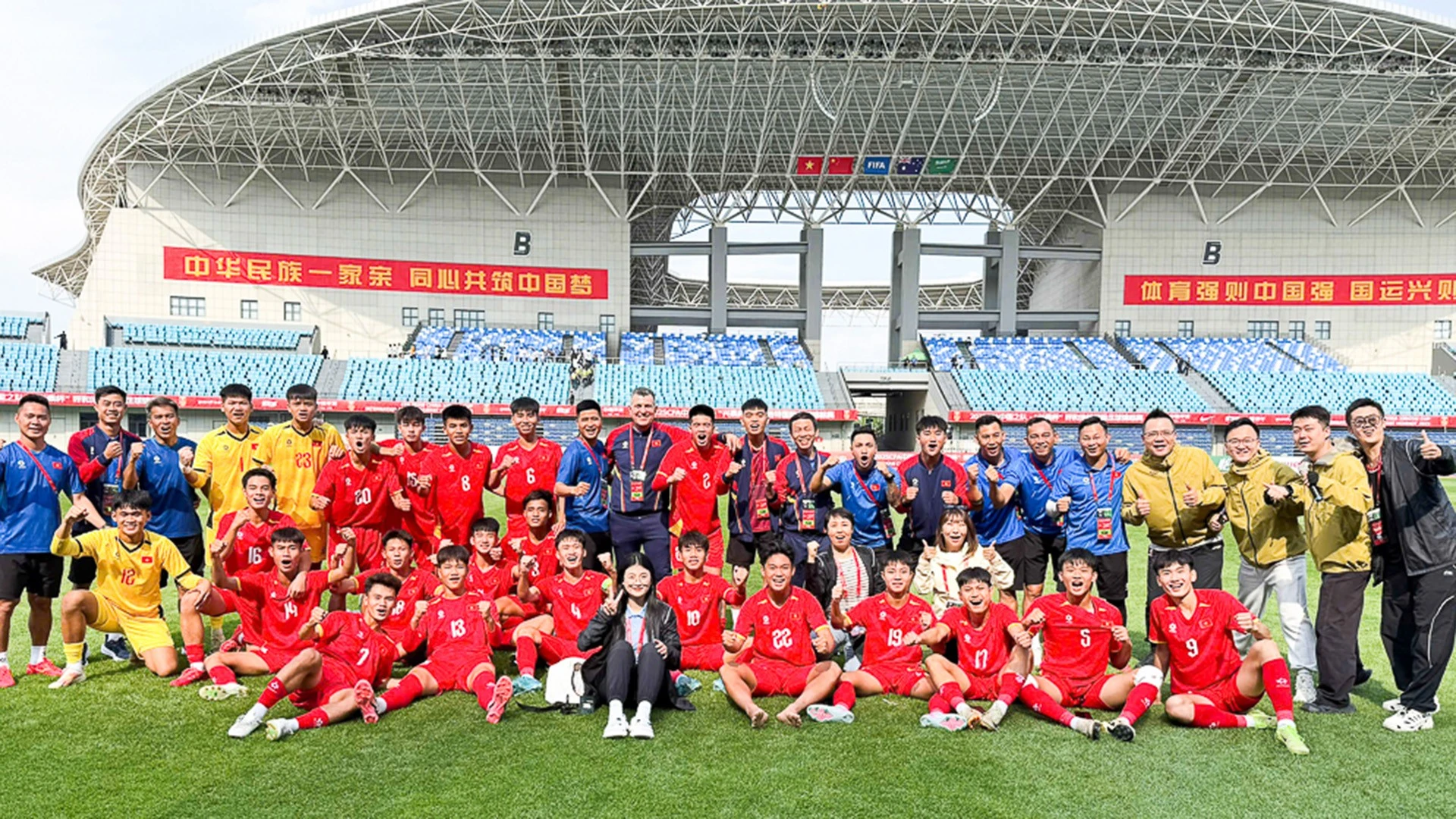 Niềm vui của thầy trò huấn luyện viên Cristiano Roland sau cuộc lội ngược dòng thắng 2-1 U16 Saudi Arabia. (Ảnh: VFF)