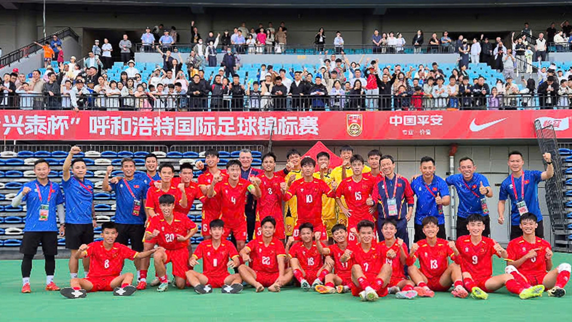 Các thành viên đội tuyển U16 Việt Nam cùng người hâm mộ tại thành phố Hohhot (Nội Mông, Trung Quốc). (Ảnh: VFF)