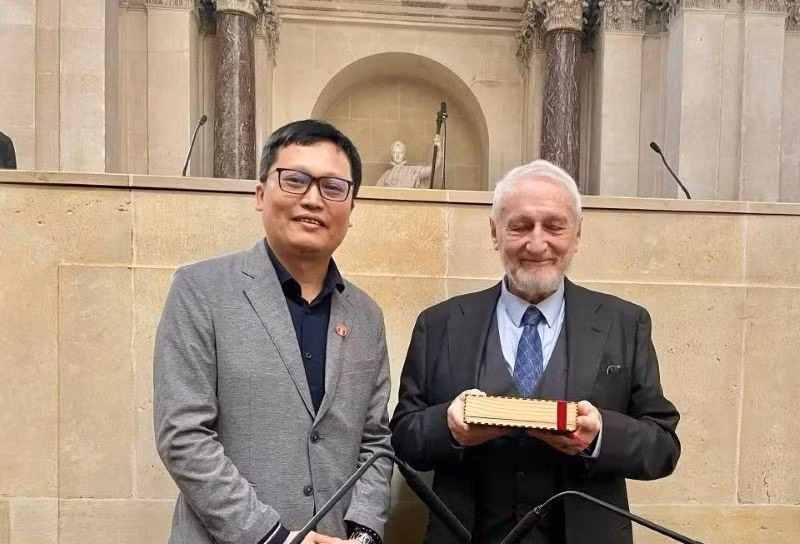 Phó Giáo sư, Tiến sĩ Nguyễn Tuấn Cường là người Việt thứ 2 được bầu làm Viện sĩ Viện Hàn lâm Văn khắc và Mỹ văn Pháp.