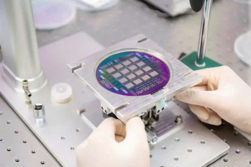 Chip ảnh nhiệt không làm lạnh chế tạo trên phiến 100mm tại phòng sạch, Trung tâm Nano và Năng lượng, Khoa Vật Lý, Trường đại học Khoa học Tự nhiên.