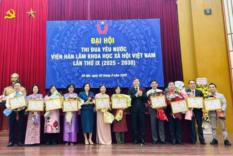 Giáo sư, Tiến sĩ Lê Văn Lợi, Chủ tịch Viện Hàn lâm Khoa học xã hội Việt Nam trao thưởng các tập thể, cá nhân tiêu biểu của Viện Hàn lâm Khoa học xã hội Việt Nam trong phong trào thi đua yêu nước giai đoạn 2021-2025. 