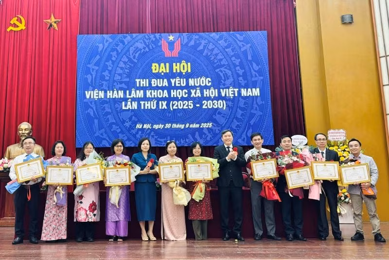 Giáo sư, Tiến sĩ Lê Văn Lợi, Chủ tịch Viện Hàn lâm Khoa học xã hội Việt Nam trao thưởng các tập thể, cá nhân tiêu biểu của Viện Hàn lâm Khoa học xã hội Việt Nam trong phong trào thi đua yêu nước giai đoạn 2021-2025. 