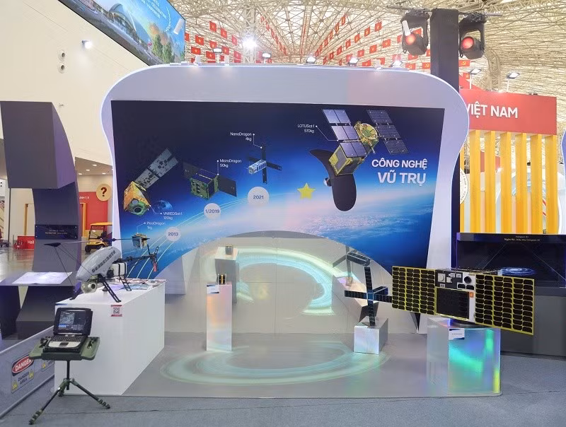 Các mô hình vệ tinh, máy bay không người lái do Viện Hàn lâm Khoa học và Công nghệ Việt Nam nghiên cứu thành công được trưng bày tại triển lãm thành tựu khoa học công nghệ, đổi mới sáng tạo và chuyển đổi số dịp Quốc khánh 2/9.