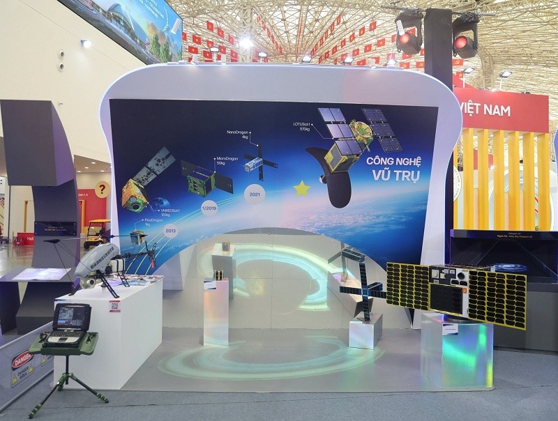 Các mô hình vệ tinh, máy bay không người lái do Viện Hàn lâm Khoa học và Công nghệ Việt Nam nghiên cứu thành công được trưng bày tại triển lãm thành tựu khoa học công nghệ, đổi mới sáng tạo và chuyển đổi số dịp Quốc khánh 2/9.