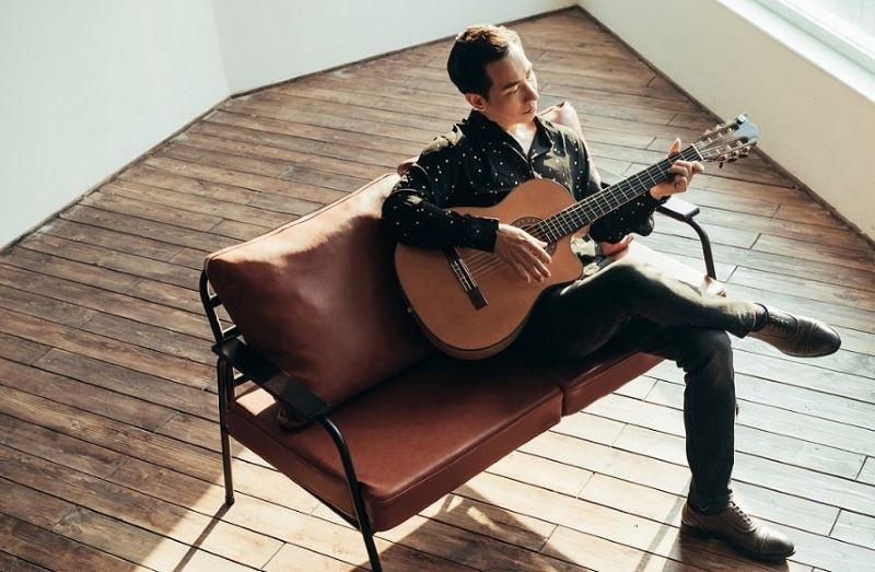 Ca sĩ Lê Anh Dũng được khán giả biết tới vì đã thể hiện thành công nhiều ca khúc viết về chủ đề quê hương đất nước.