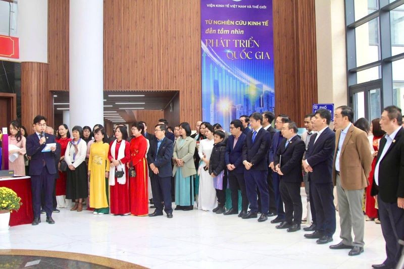 Khai trương không gian trưng bày “Dưới cờ Đảng quang vinh: Việt Nam 40 năm Đổi mới và khát vọng trong kỷ nguyên vươn mình” tại Viện Hàn lâm Khoa học xã hội Việt Nam.