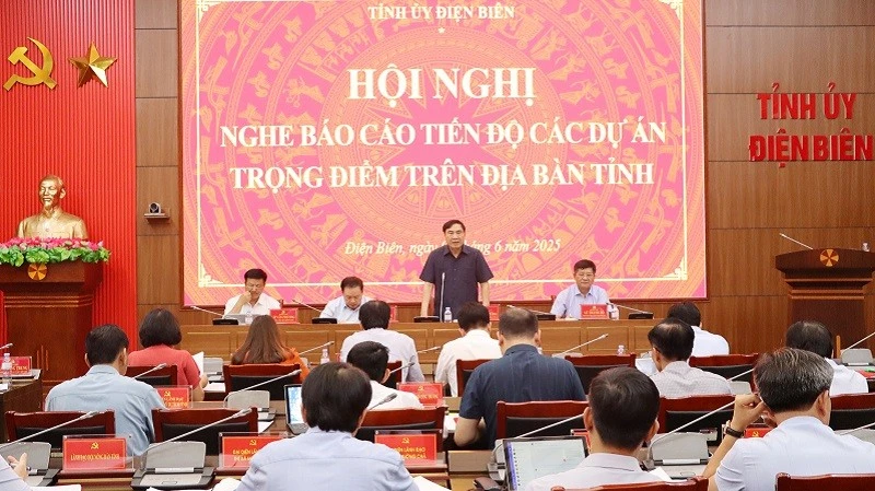 Đồng chí Trần Quốc Cường, Ủy viên Trung ương Đảng, Bí thư Tỉnh ủy Điện Biên phát biểu chỉ đạo tại cuộc họp.