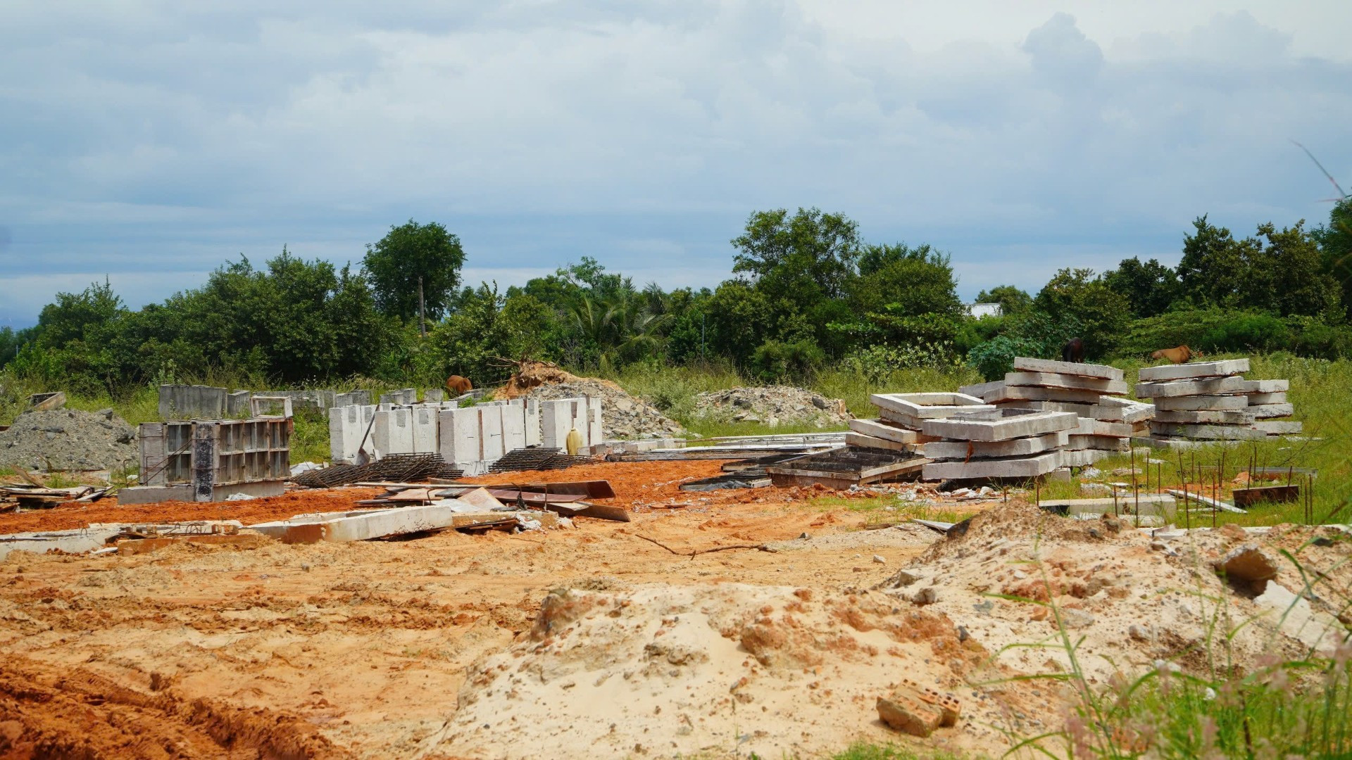 Dự án hạ tầng kỹ thuật Khu nhà ở xã hội có nhiều vật tư nằm ngổn ngang.