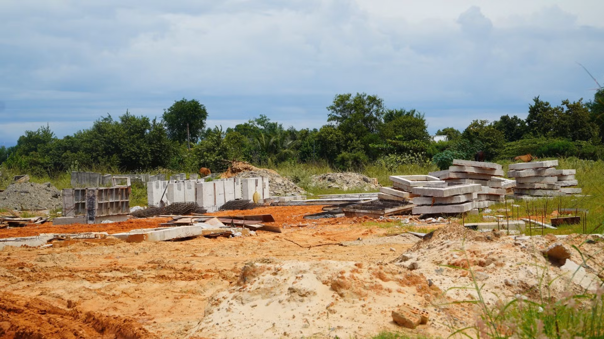 Dự án hạ tầng kỹ thuật Khu nhà ở xã hội có nhiều vật tư nằm ngổn ngang.