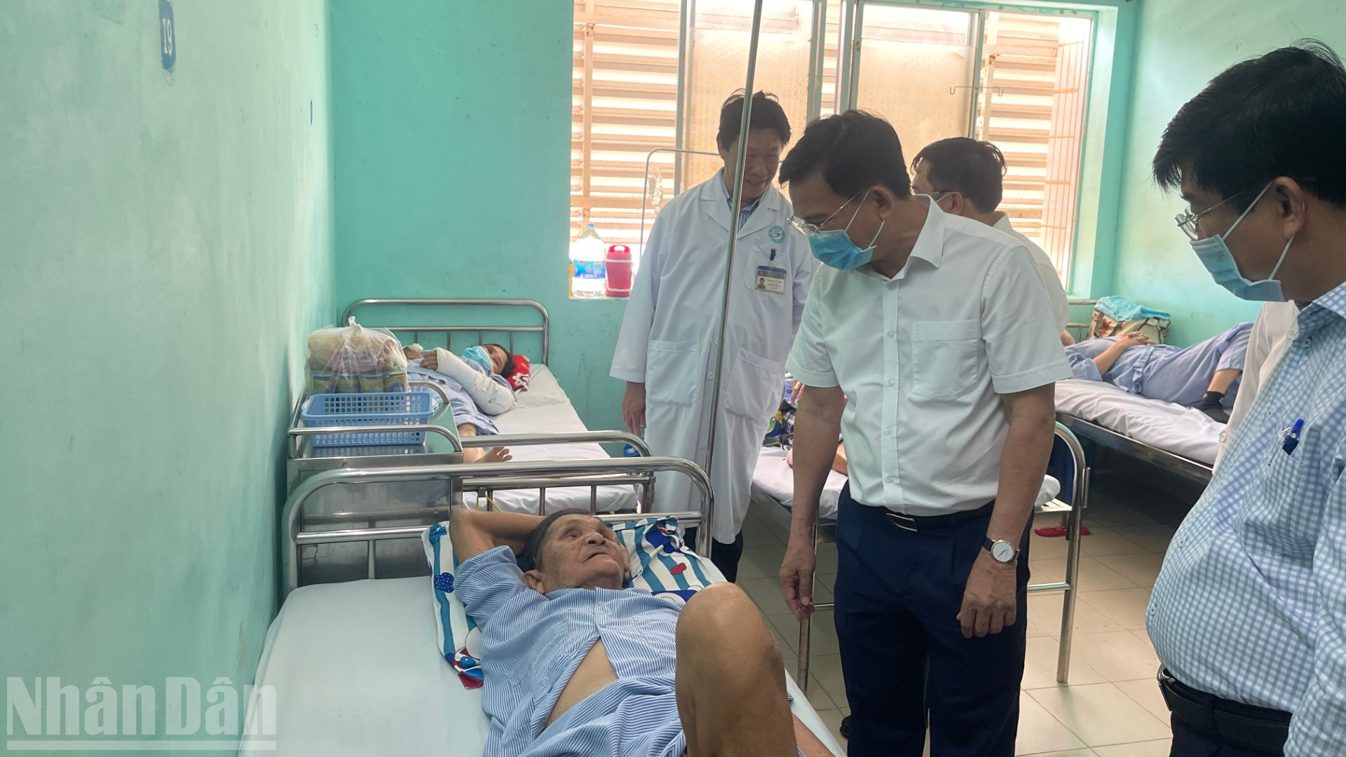 Chủ tịch Ủy ban nhân dân tỉnh Lâm Đồng Hồ Văn Mười thăm hỏi, tặng quà các bệnh nhân. ndo_bl_img-2708-6442.jpg