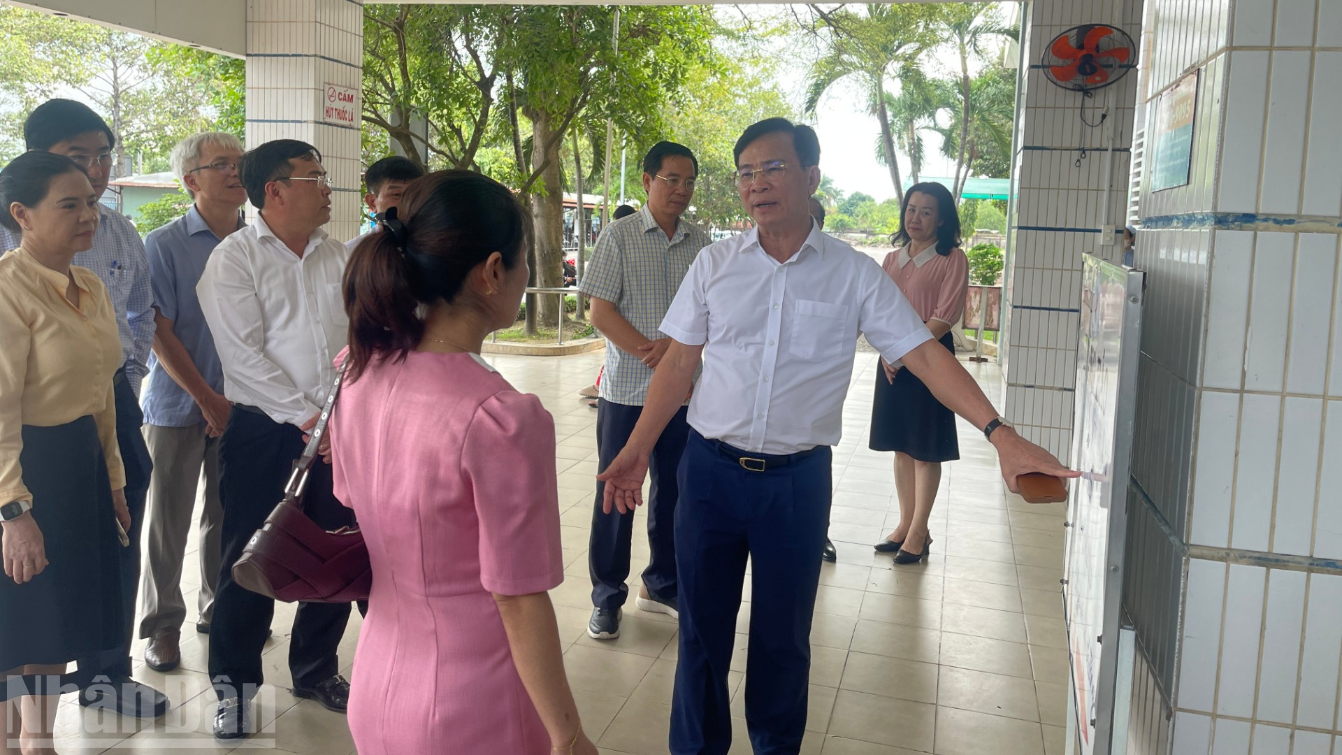 Chủ tịch Ủy ban nhân dân tỉnh Lâm Đồng Hồ Văn Mười trao đổi với cán bộ bệnh viện. ndo_bl_img-2681-9444.jpg