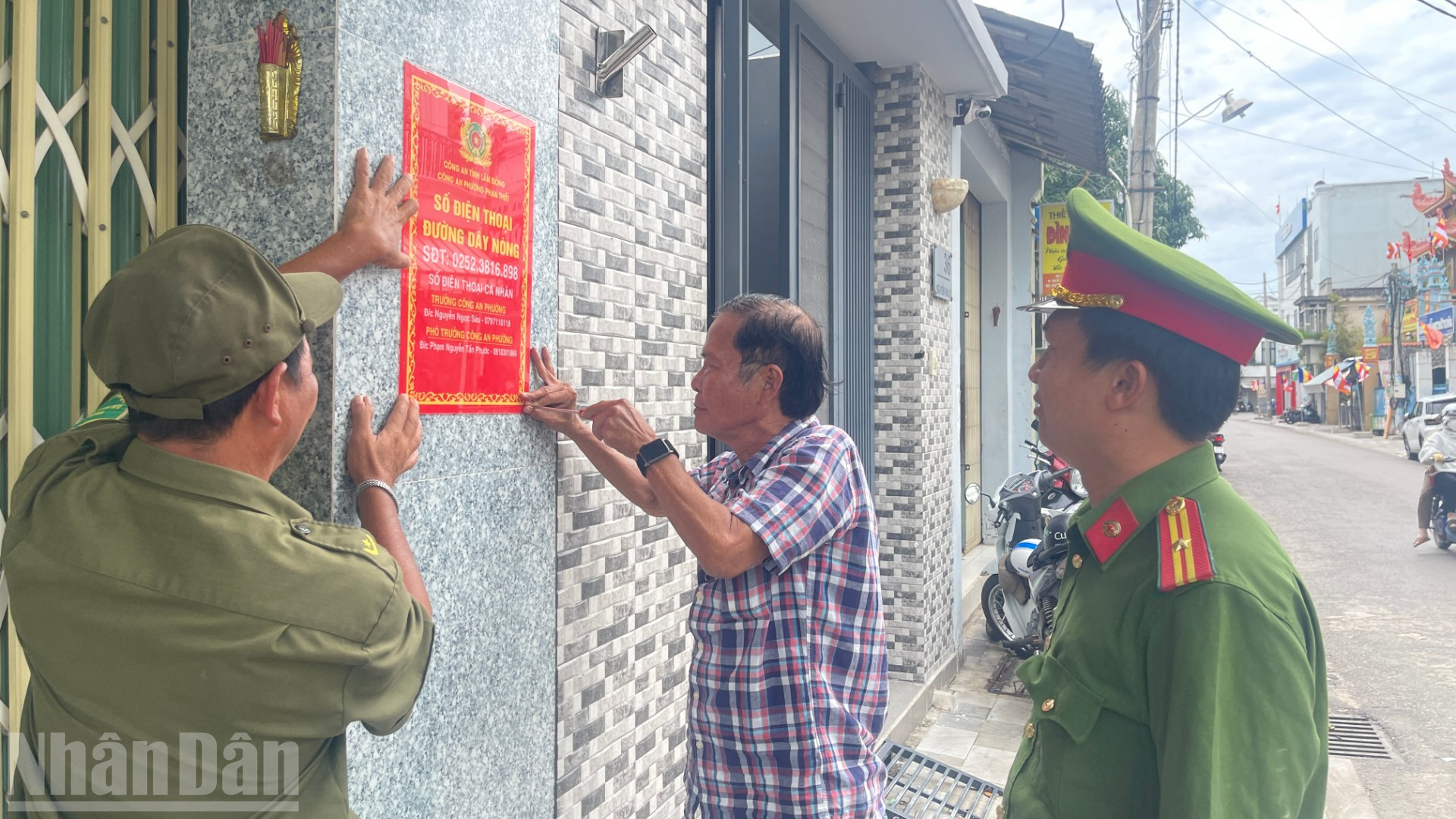 Tổ công tác gắn bảng công khai số điện thoại lãnh đạo công an phường. ndo_bl_img-3039-9067.jpg