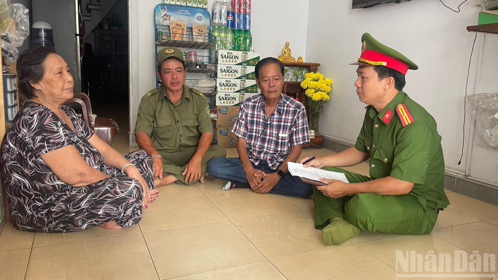 Công an tuyên truyền đến từng nhà dân. ndo_br_img-2997-4098.jpg