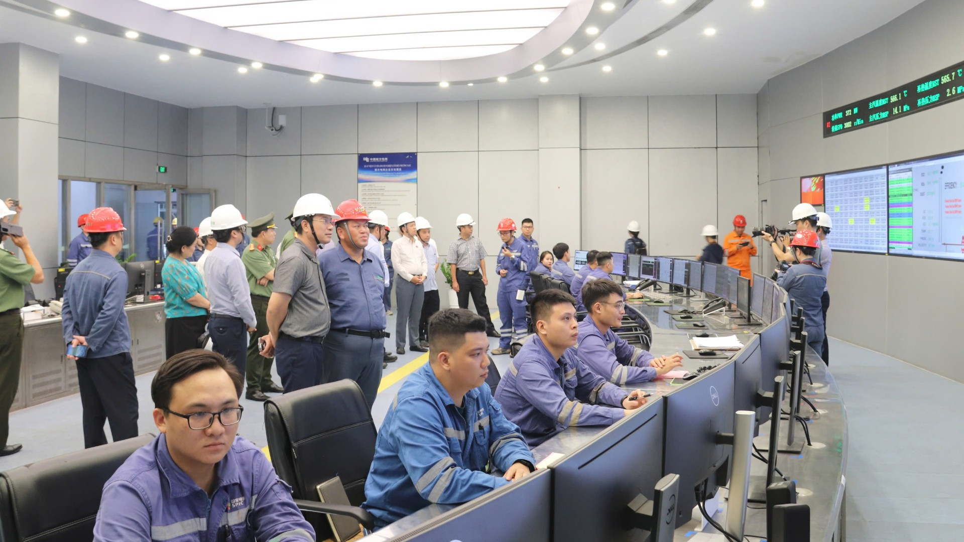 Đoàn giám sát của Quốc hội kiểm tra Trung tâm thông tin. 376c40dda59a2fc4768b.jpg