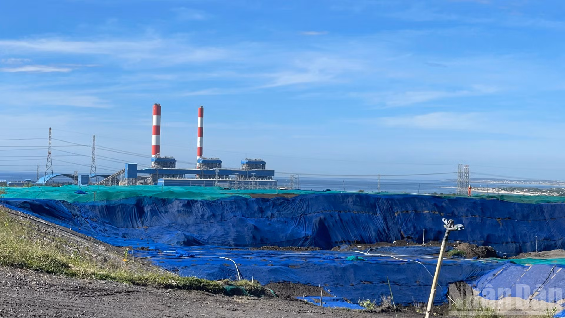 Bãi tro xỉ của các nhà máy nhiệt điện.