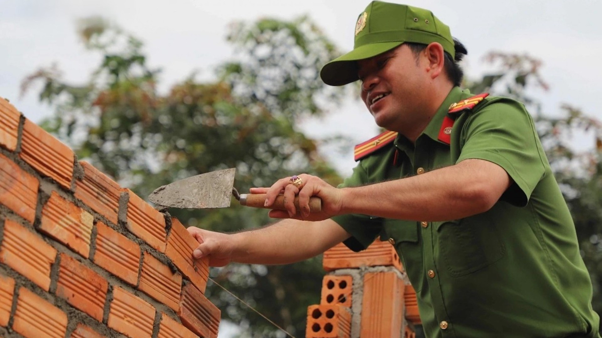Công an hỗ trợ ngày công để căn nhà sớm hoàn thành. cong-an-dak-nong-222-8248.jpg