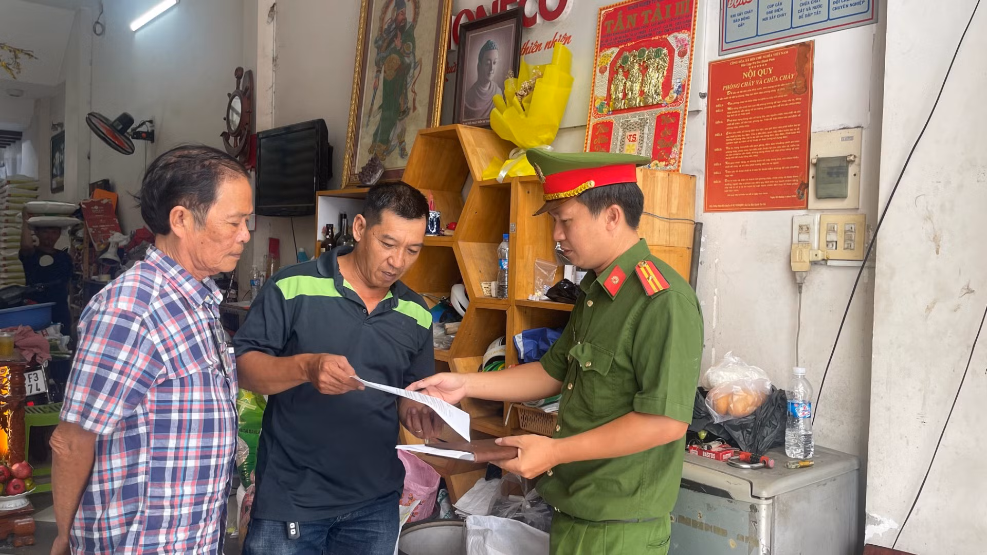 Công an tuyên truyền đến từng nhà dân.