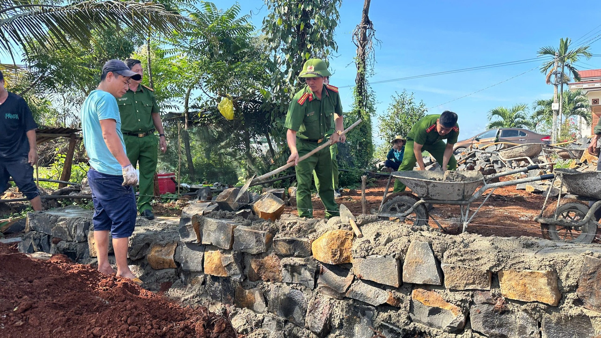 Chiến sĩ Công an hỗ trợ ngày công xây dựng nhà. z6624926948254-4a1d969806d2cbf699f7ac65f859e0b5-4115.jpg