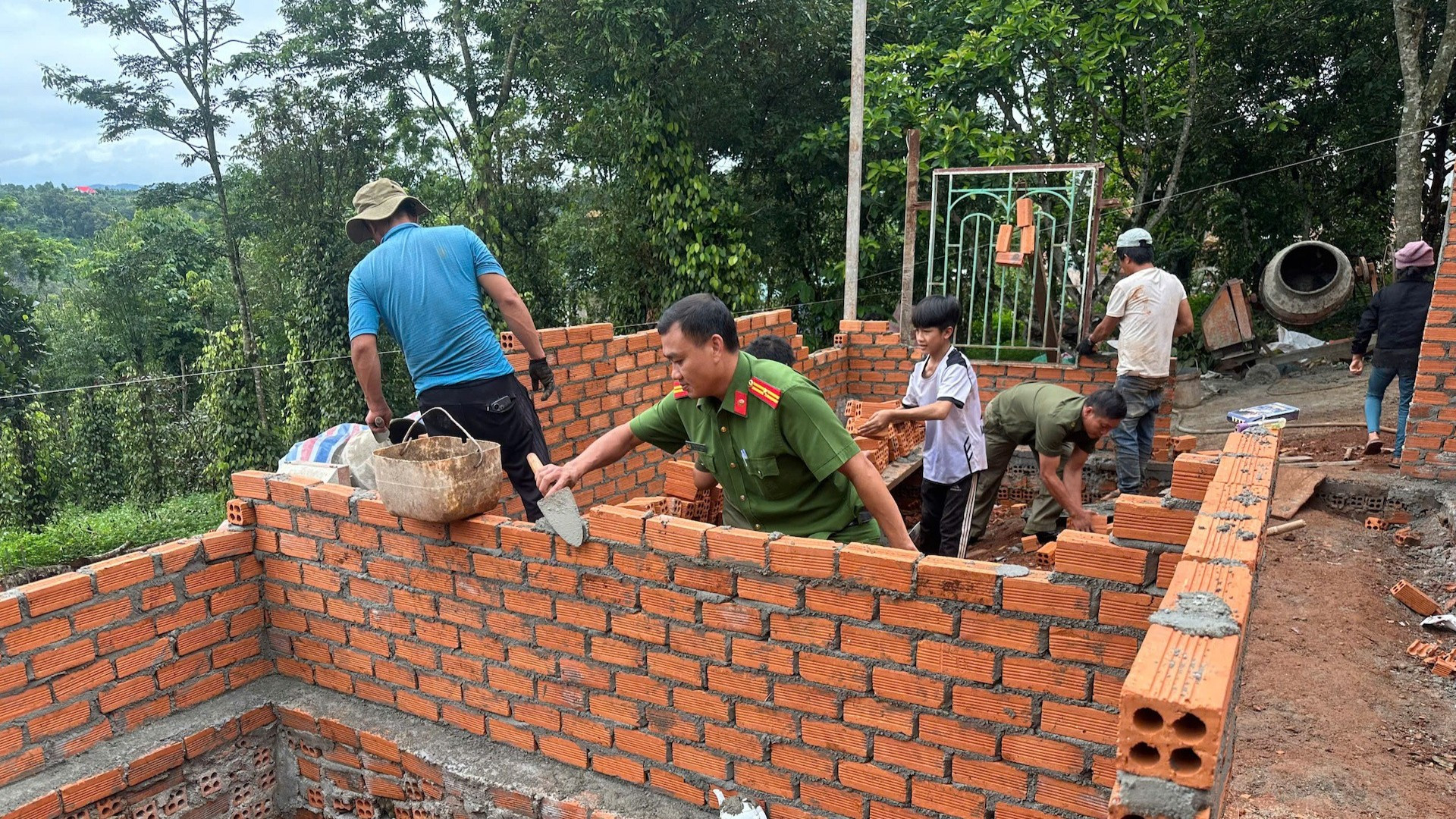 Công an, người dân, cán bộ địa phương cùng nhau xây dựng nhà. z6653358343692-959f3dd9688d3953c3a3066d86cdcdc5-4700.jpg