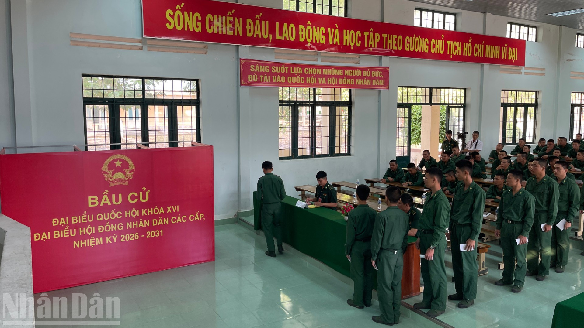 Các cử tri nghiêm chỉnh chờ bỏ phiếu.