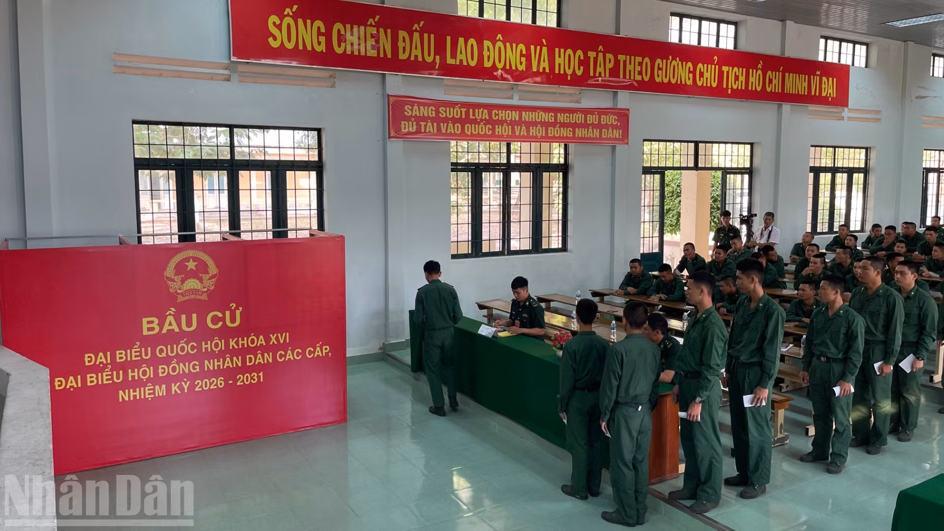 Các cử tri nghiêm chỉnh chờ bỏ phiếu.
