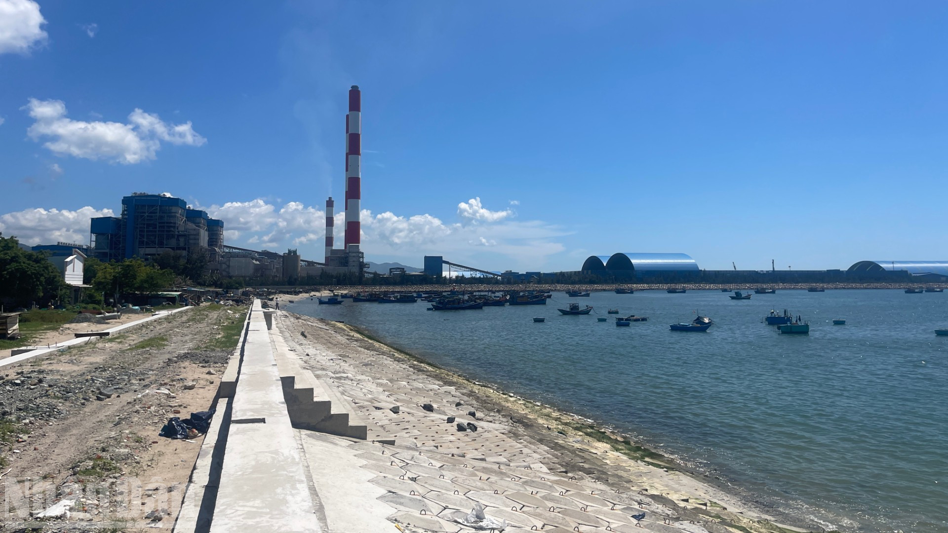 Đoạn kè bờ biển đã thi công xong.