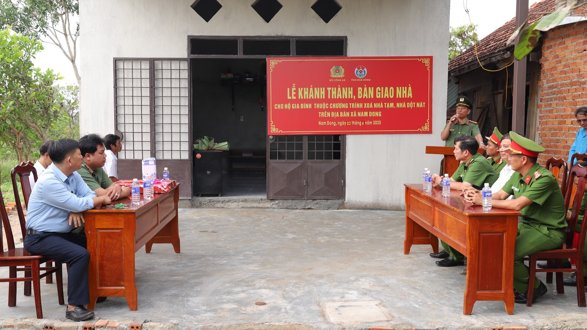 Công an xã phối hợp địa phương bàn giao nhà cho người dân. img-0039-7375.jpg