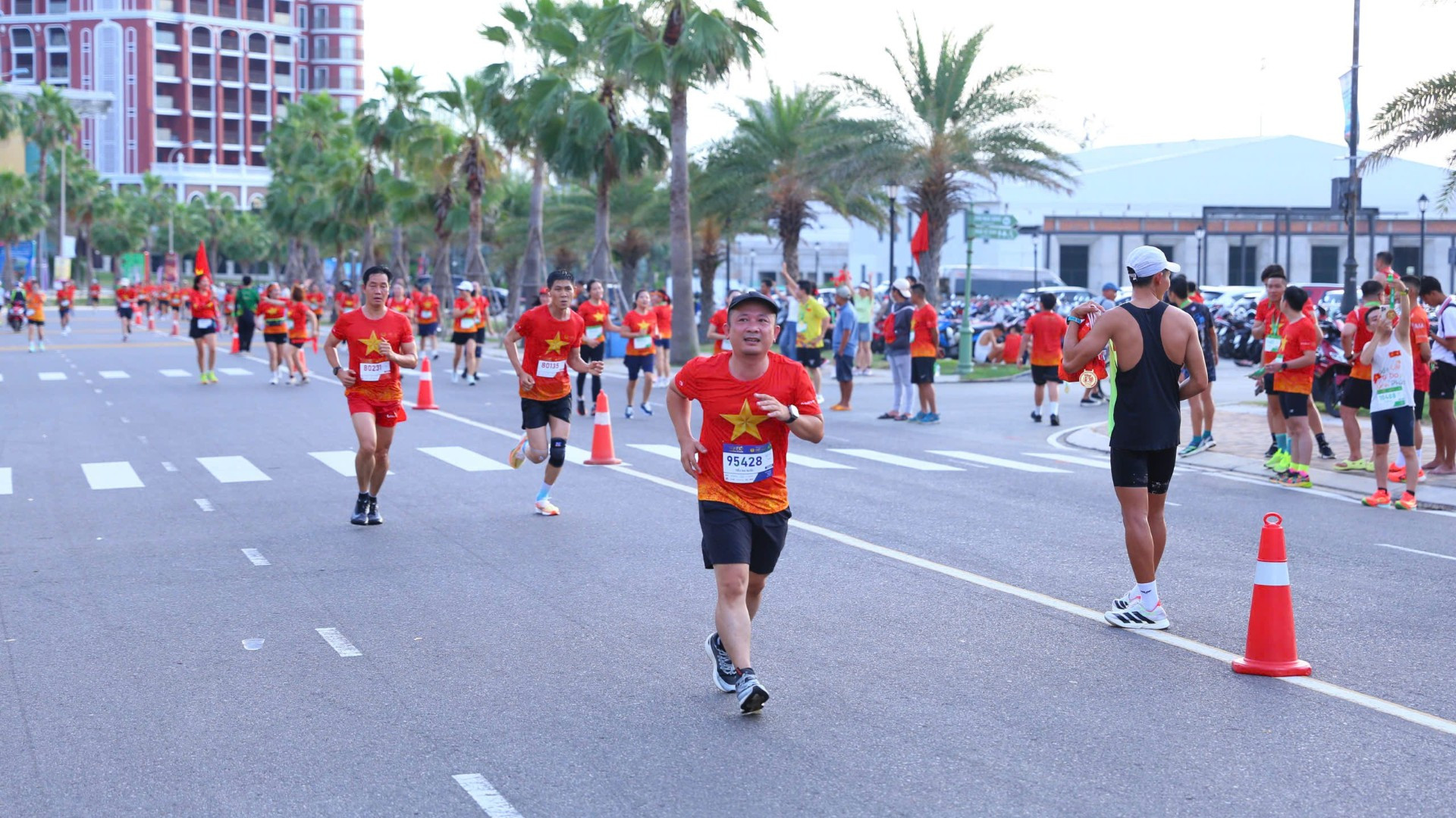 Các vận động viên chạy các cự ly 5km, 10km và 21km. 391c4dd1ac4f24117d5e.jpg