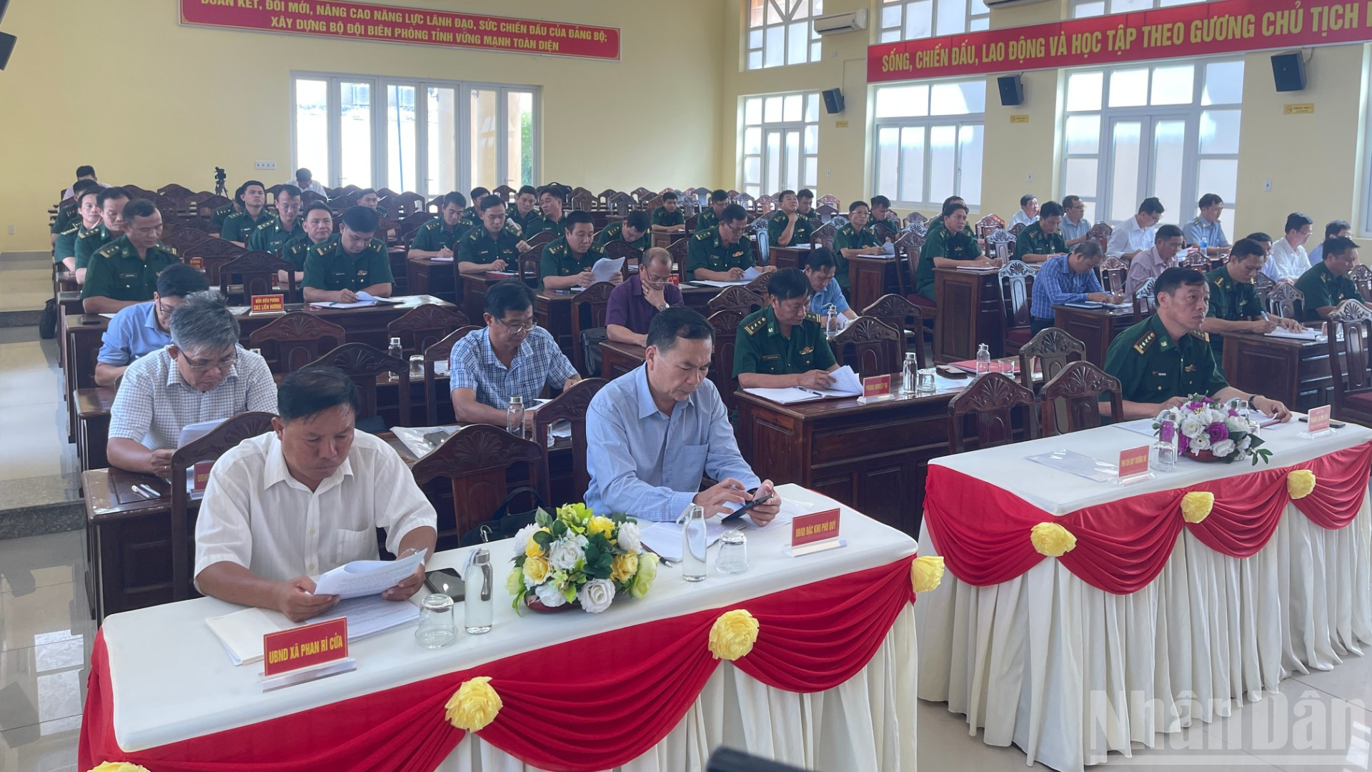 Các địa phương, sở, ngành tham dự hội nghị tuyên truyền chống khai thác IUU. ndo_br_img-2442-5001.jpg