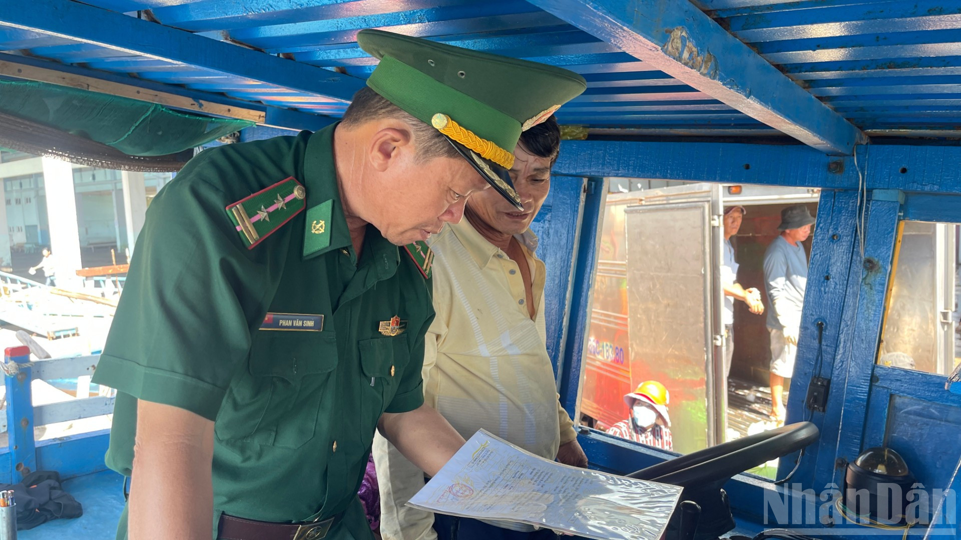 Đồn biên phòng Thanh Hải kiểm tra thông tin tàu cá. ndo_br_img-8091-8344.jpg