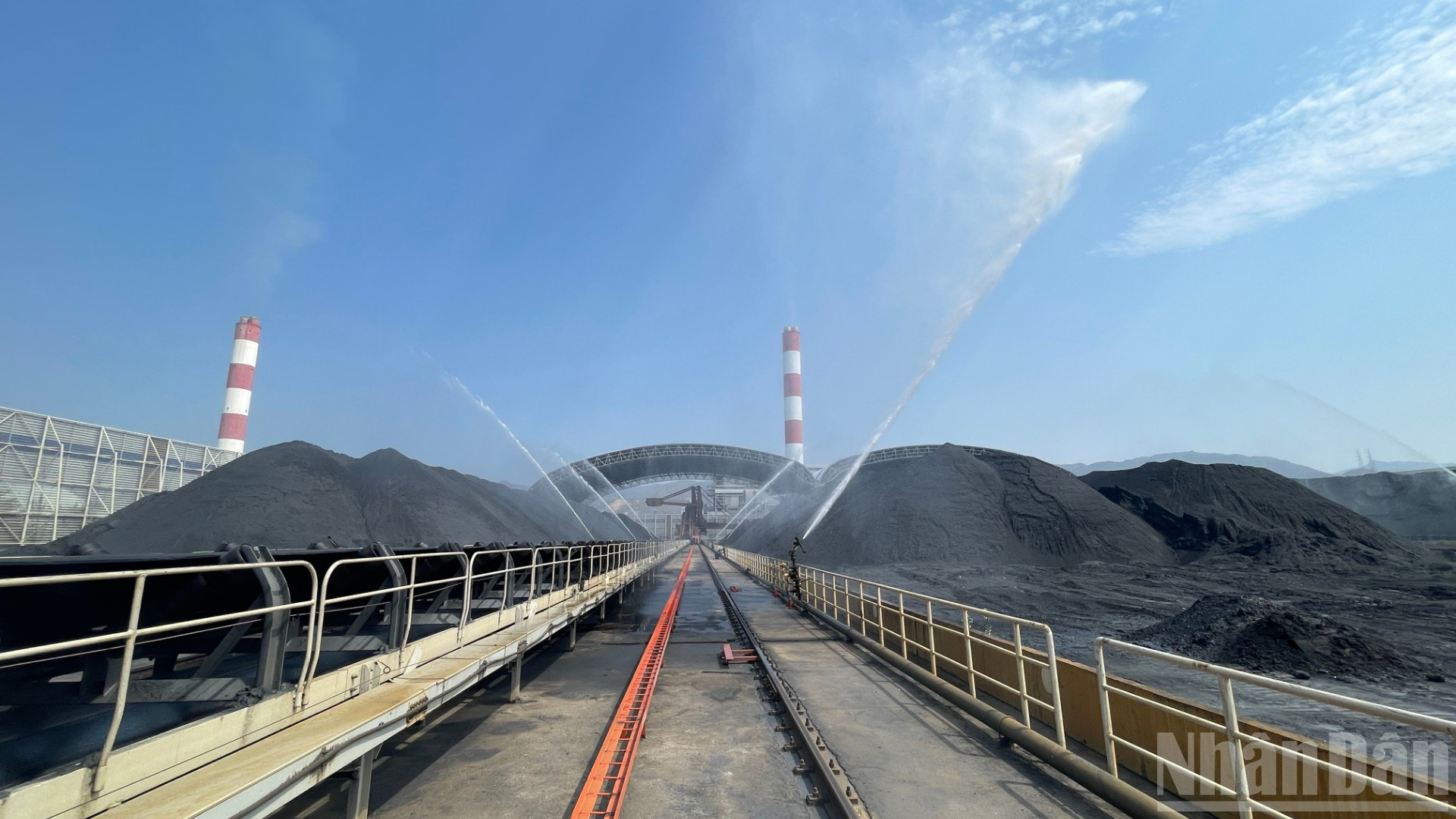Nhà máy Nhiệt điện Vĩnh Tân 1 phun nước tại bãi than. ndo_br_img-4033-5361.jpg