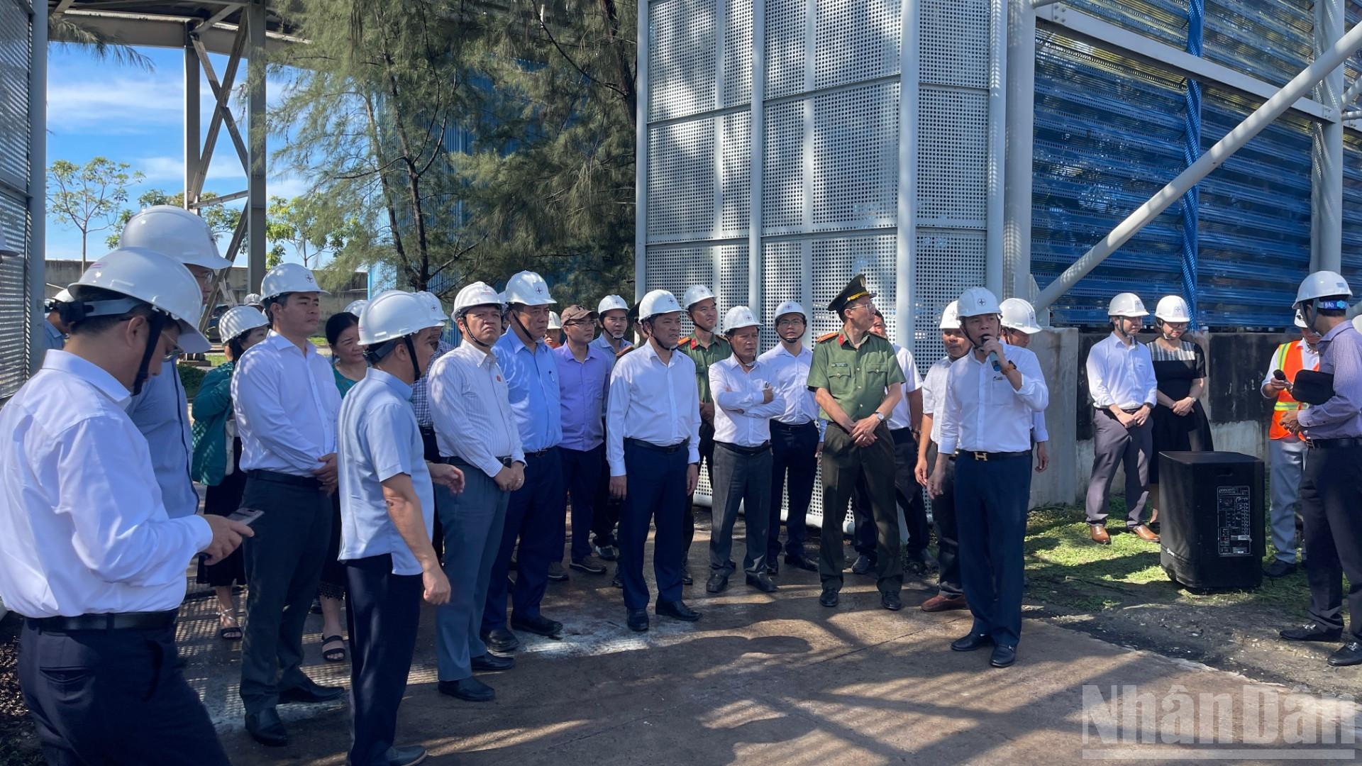 Ông Vũ Thanh Hải, Giám đốc Nhà máy Nhiệt điện Vĩnh Tân 4 báo cáo với đoàn giám sát. ndo_br_img-3779-9403.jpg