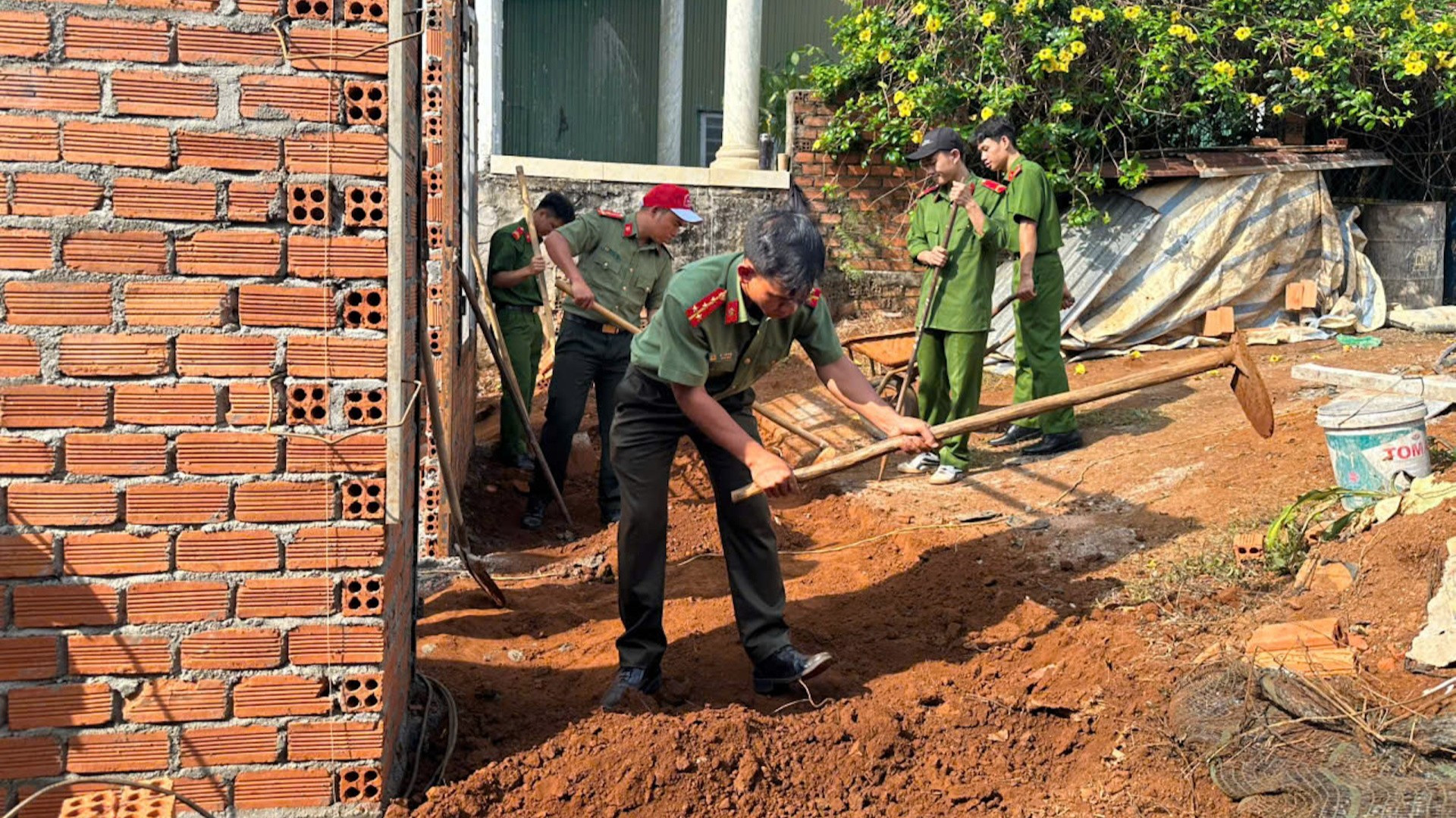 Công an hỗ trợ xây dựng nhà. z6523327465240-04bd8612836afe353124651e7fb0516c-4755.jpg