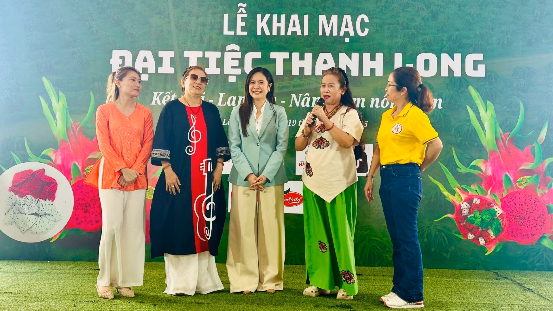 Nghệ sĩ Thanh Thúy đang hướng dẫn nông dân bán hàng trên mạng